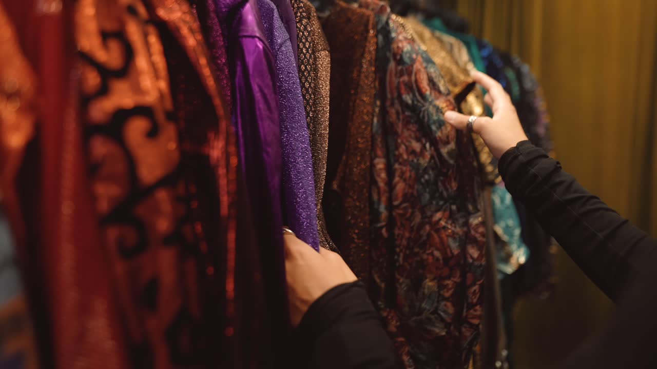 Clothing rack with hand browsing