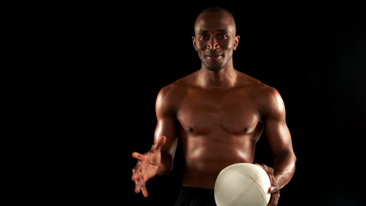 럭비 선수 가 카메라 를 향해 비명을 지르고 있다