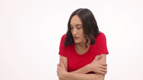 mujer sintiendo frio