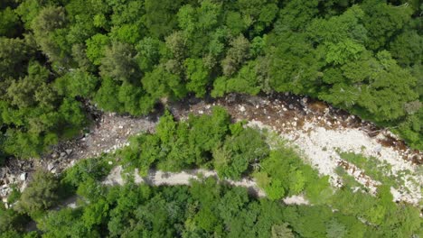 Birdseye-view-and-curve-around-river-in-Green-Mountain-Forest,-Vermont