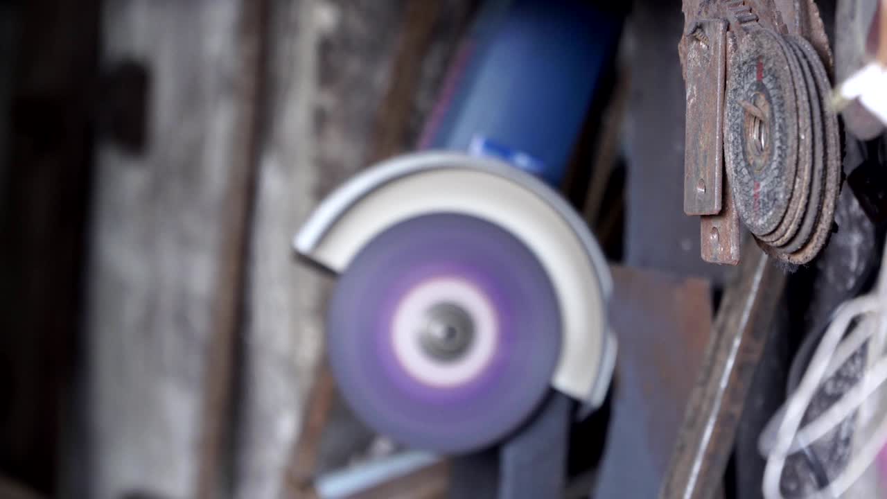 рабочий разрезает металлическую трубу с помощью шлифователя вблизи. много искр.