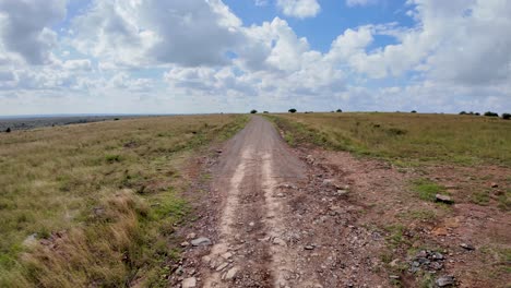 Unbefestigte-Straße-Der-Afrikanischen-Wilden-Savanne-Landschaft-Mit-Akazienbäumen-Gras-Sand