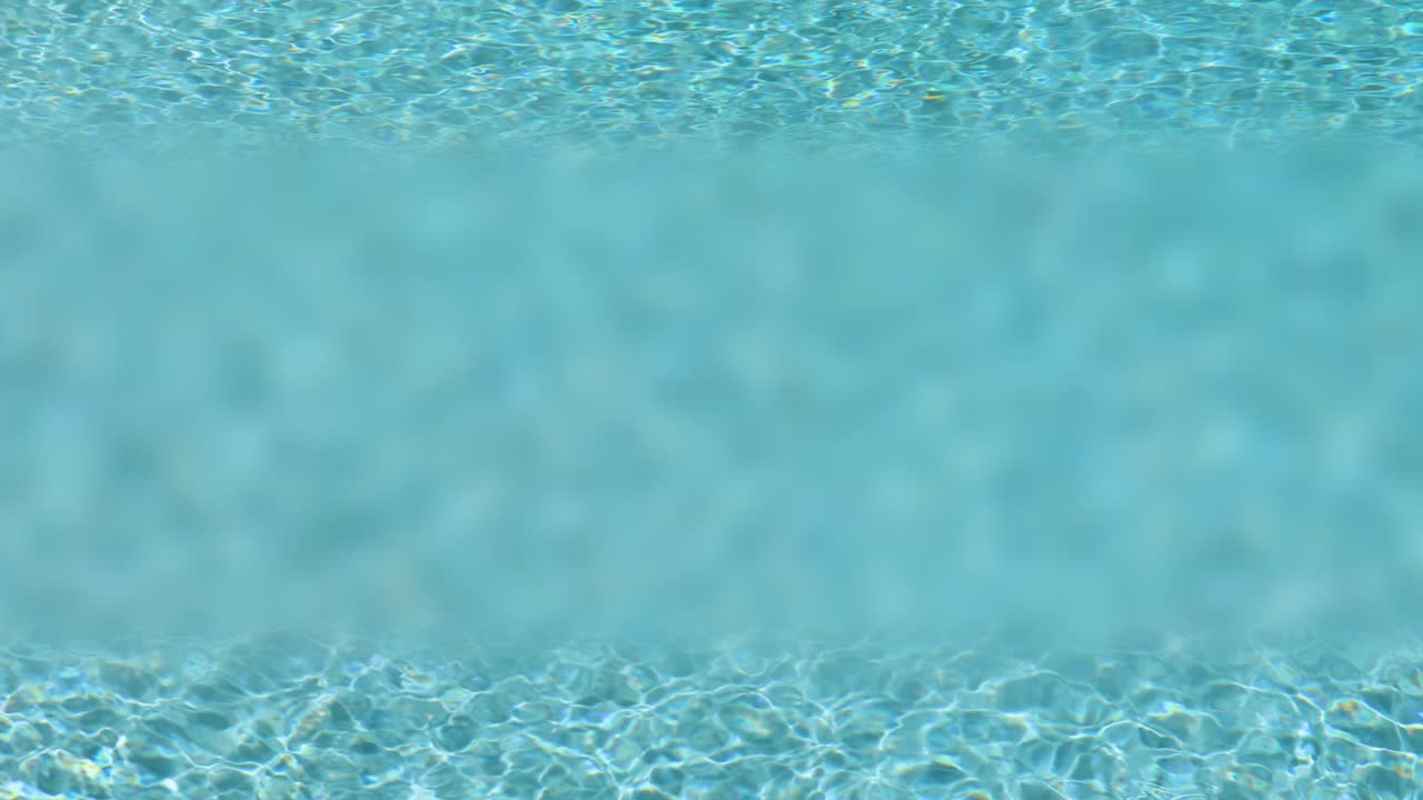 Cinemagraph Tanpa Batas Berulang 4K dari Latar Belakang Air Kolam Renang Segar Bagian Tengah yang Buram