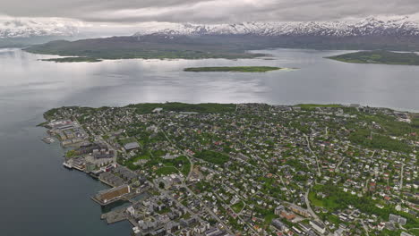 tromsø noruega antena v11 vista panorámica sobrevuelo de drones barrio residencial bjerkaker en el extremo sur de la isla de tromsøya rodeado de fiordos y paisajes montañosos - rodada con mavic 3 cine - junio de 2022