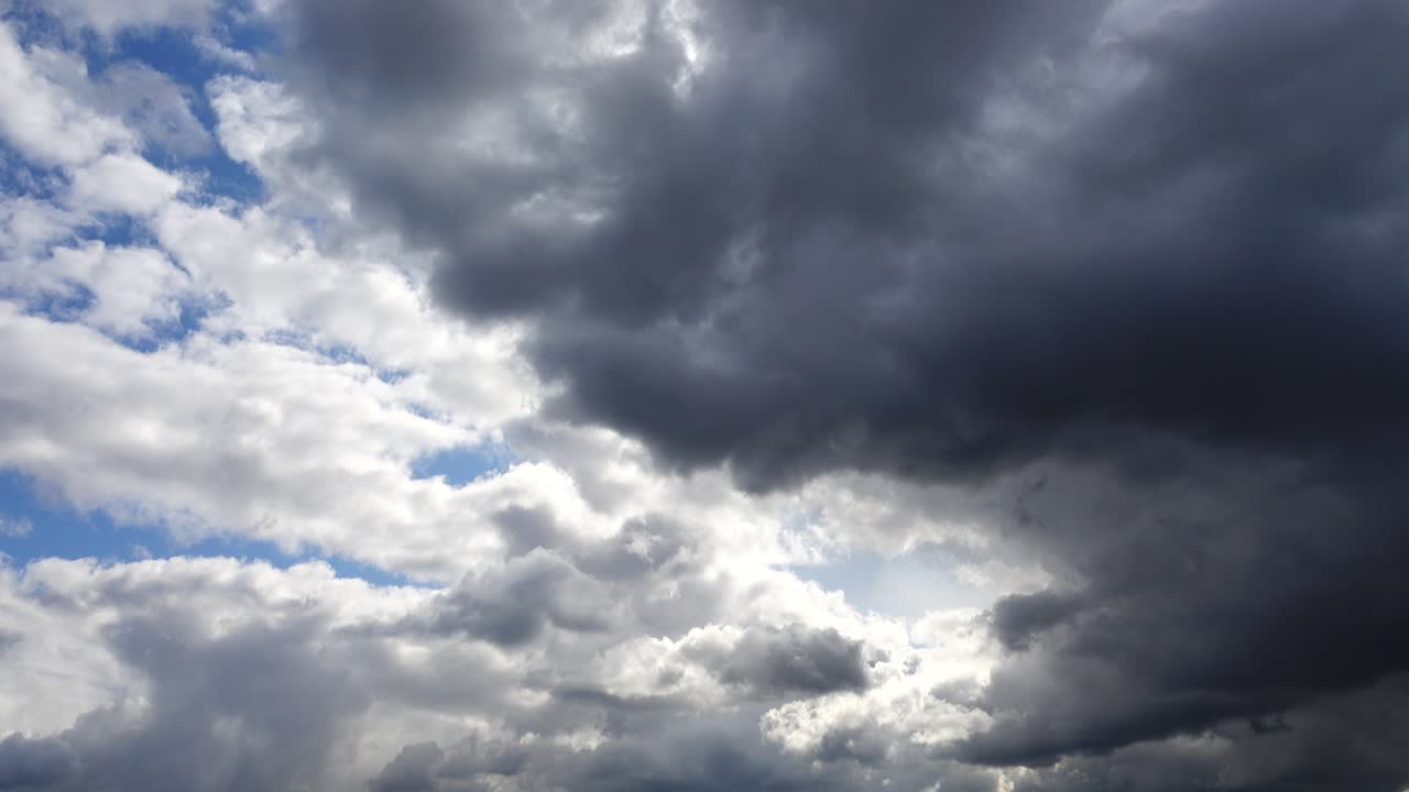 Skyer på himlen. Billede af skybevægelse