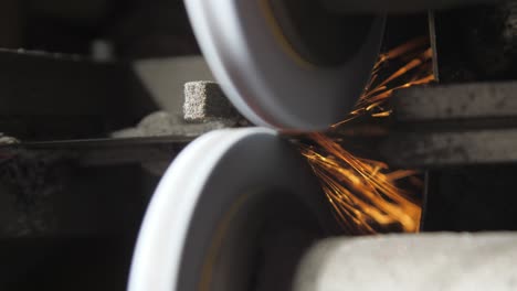 hoja de metal en el soporte de los círculos de afilado giratorios
