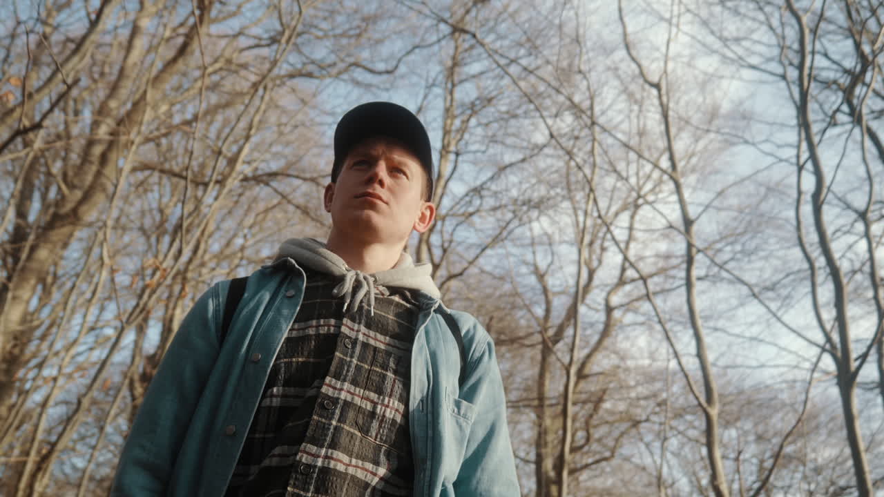 화창한 가을날 숲 속을 걷는 남자