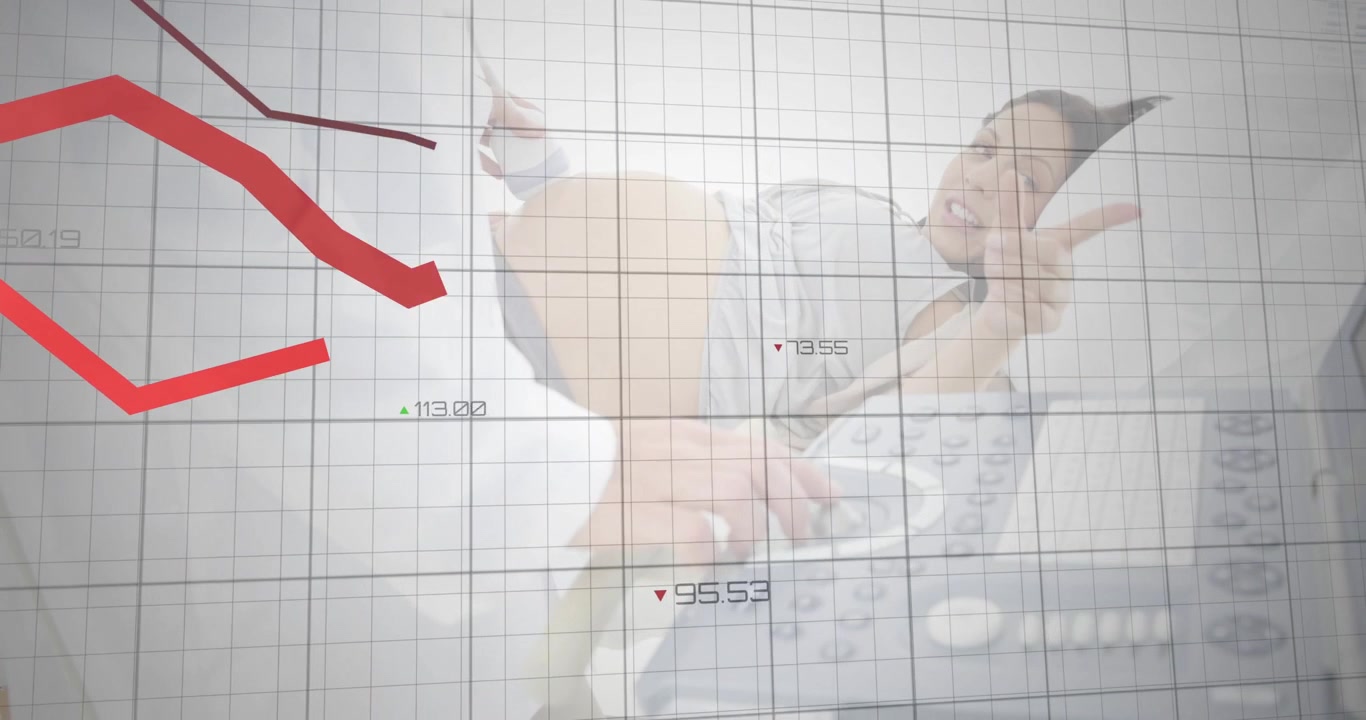キッチンで腹部を抱える妊婦。グリッドが始まり、赤い線が健康データの変動をグラフ化している。