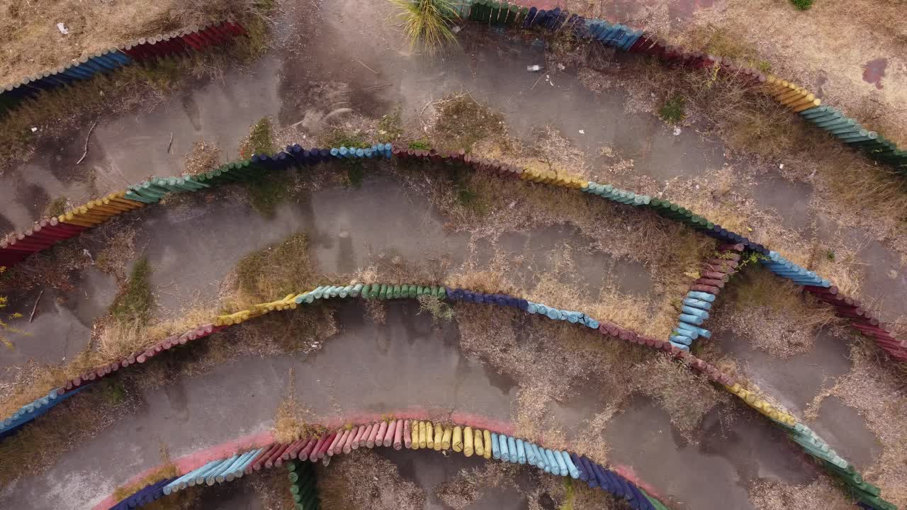 postes de madera de colores inusuales del laberinto de juegos abandonado