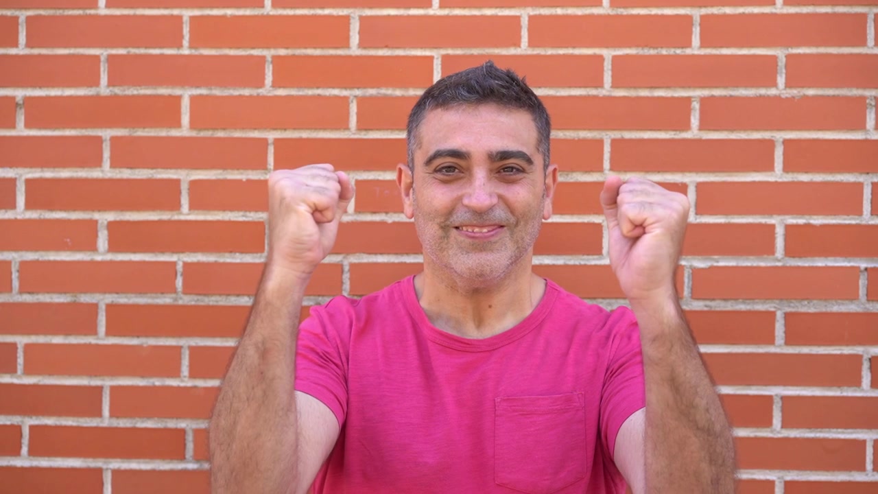 Hombre de mediana edad quitándose la mascarilla de COVID-19 al final de la pandemia, persona caucásica, video en cámara lenta.