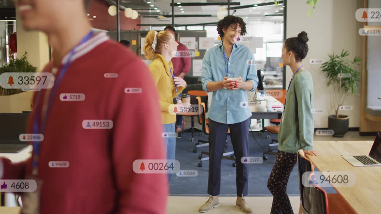 Trio taler i pause på kontoret, en forbipasserende krydser foran, mens ikoner stiger op omkring trioen og den bærbare computer.