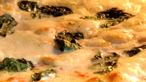 la pizza redonda está cocinando de cerca.