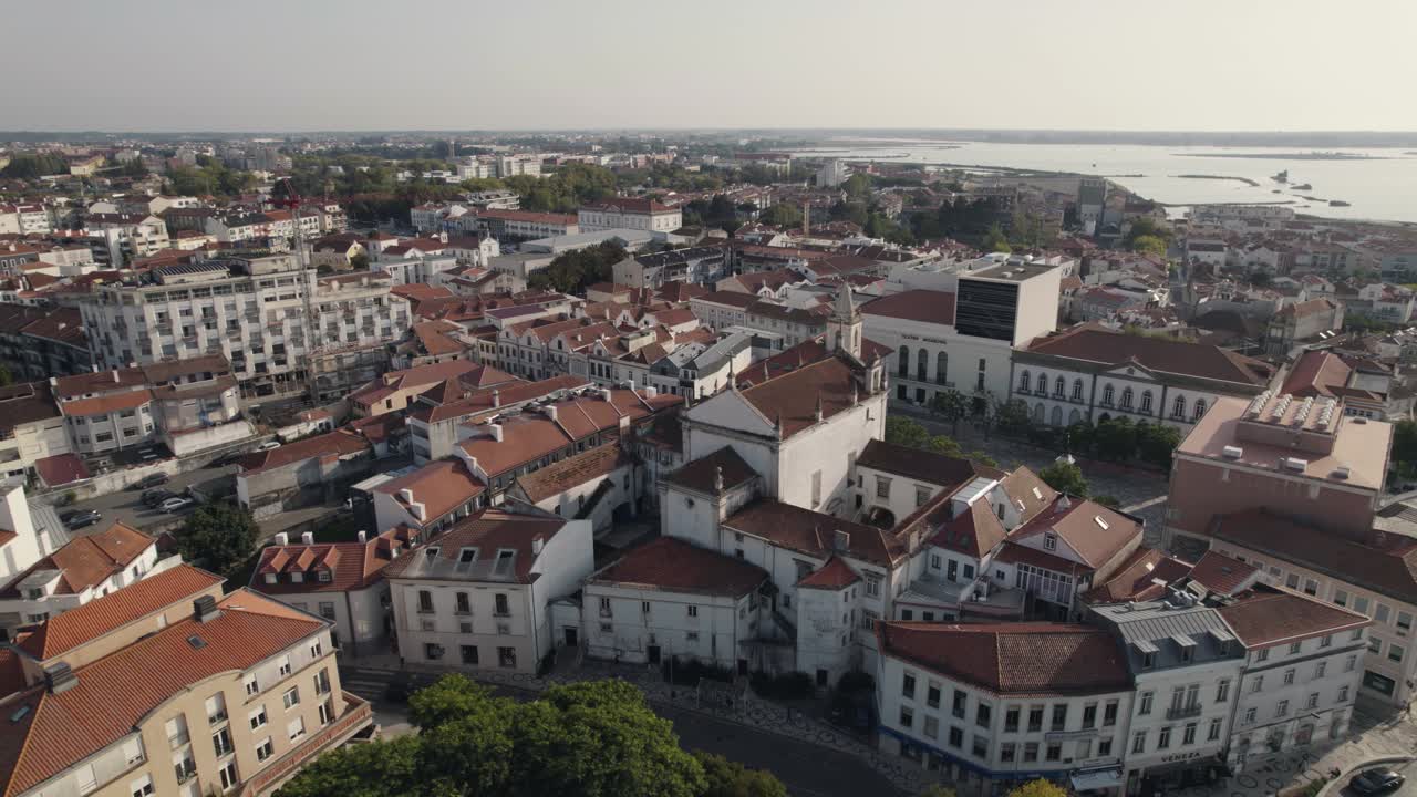 Majestátní panorama města Aveiro v Portugalsku, orbitální záběr dronem