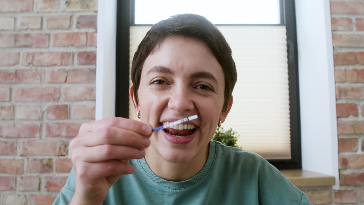 mujer haciendo videollamada en la mesa