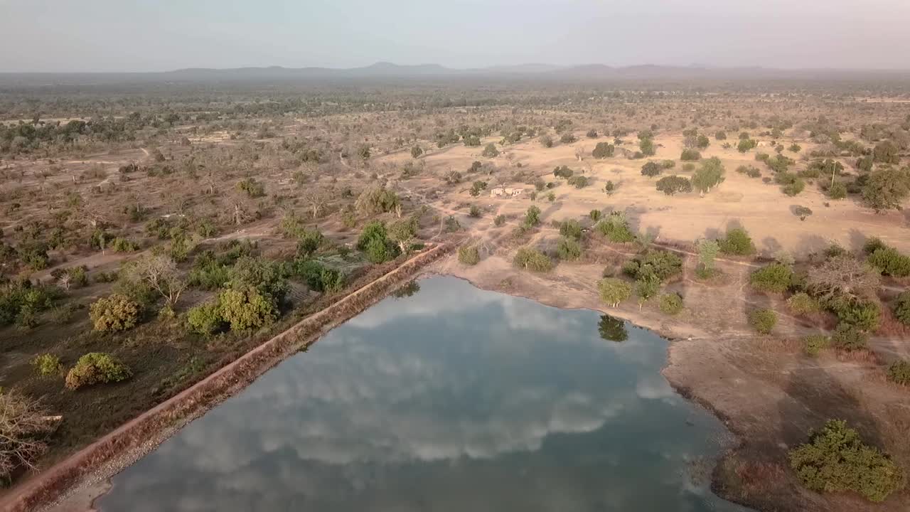 vista aérea de un depósito de agua en el norte de ghana