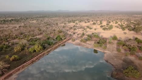 Luftaufnahme-Eines-Wasserreservoirs-Im-Norden-Ghanas