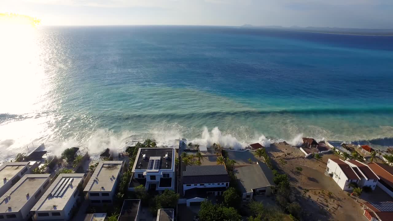 grandes olas dañando casas después de que un huracán pasara por la costa de bonaire