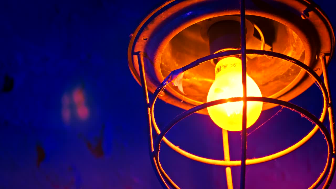 파란 벽돌 벽에 노란색 전기 전구와 함께 오래된 철 로프트 들리어