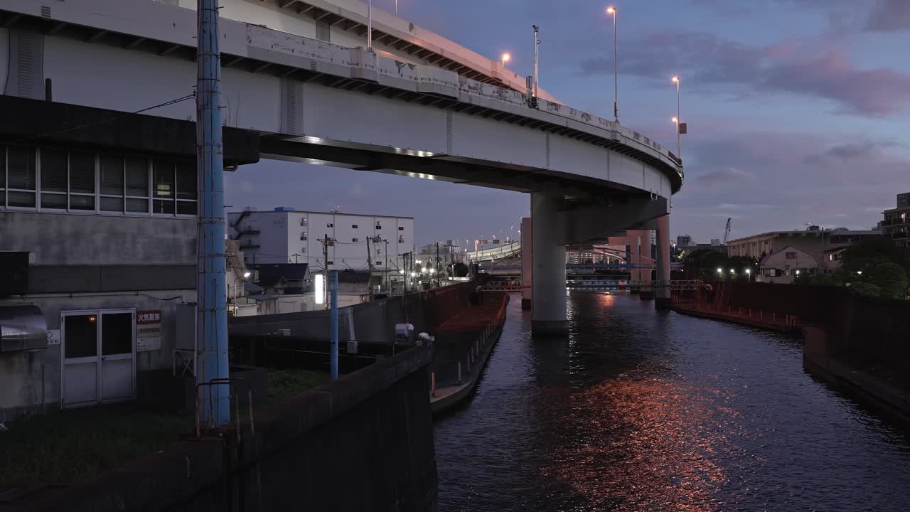 A shot capturing the Ooyokogawa River flowing under the Shuto Expressway, along with the surrounding sluice gates and urban infrastructure