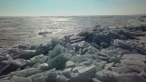 Olas-De-Hielo-Congeladas-Empujadas-Contra-Un-Muelle-En-Medio-Del-Lago-Congelado-Erie-En-Kingsville,-Ontario