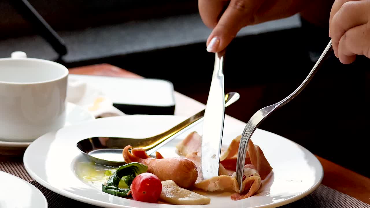 베이컨과 채소로 아침 식사를 하는 사람