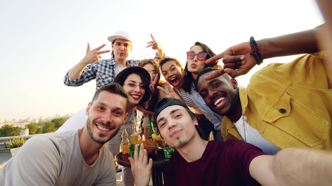 Amici che si divertono a una festa sul tetto