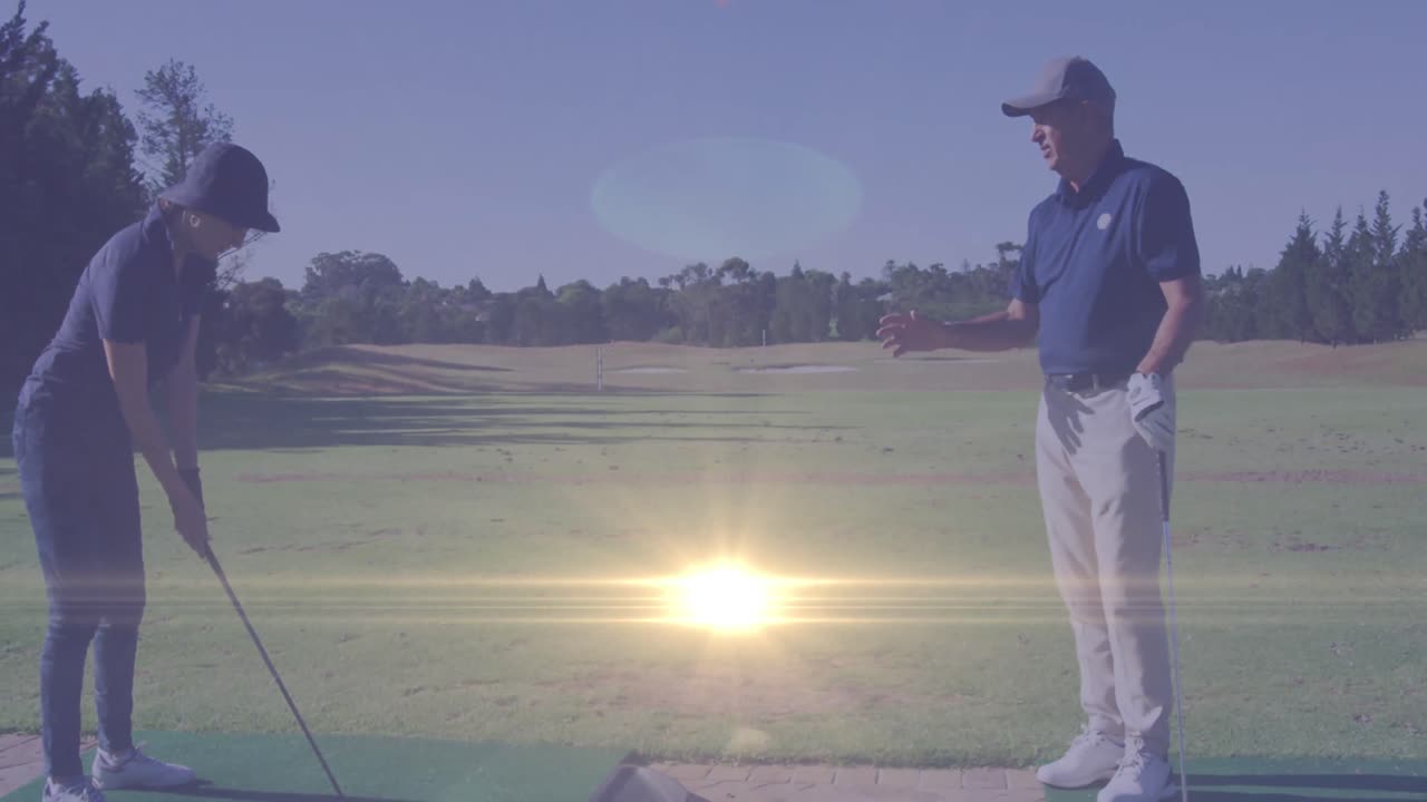 골프 코스에서 골프를 치는 고위 백인 부부 위의 빛의 트레일의 애니메이션