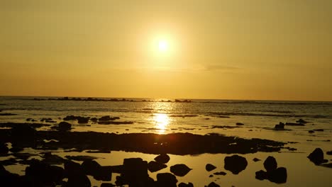 夏威夷的日落在大島的海岸