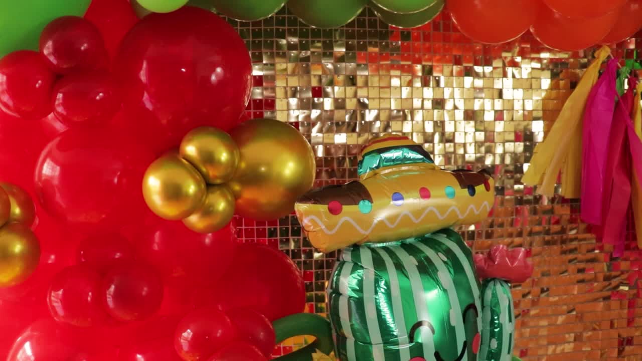 elevando cinco de mayo globos festivos infunden la celebración mexicana