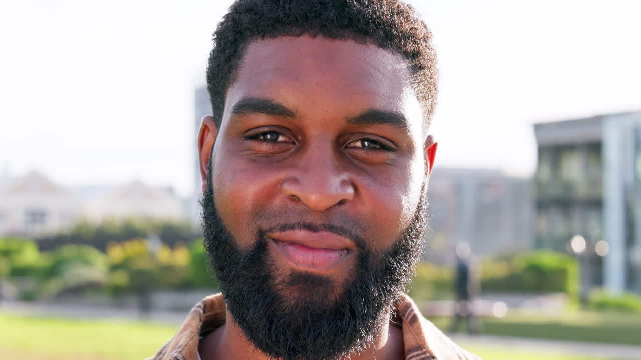 cara, sonrisa y un hombre negro de cerca en la ciudad