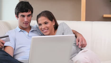 pareja que usa una tarjeta de crédito