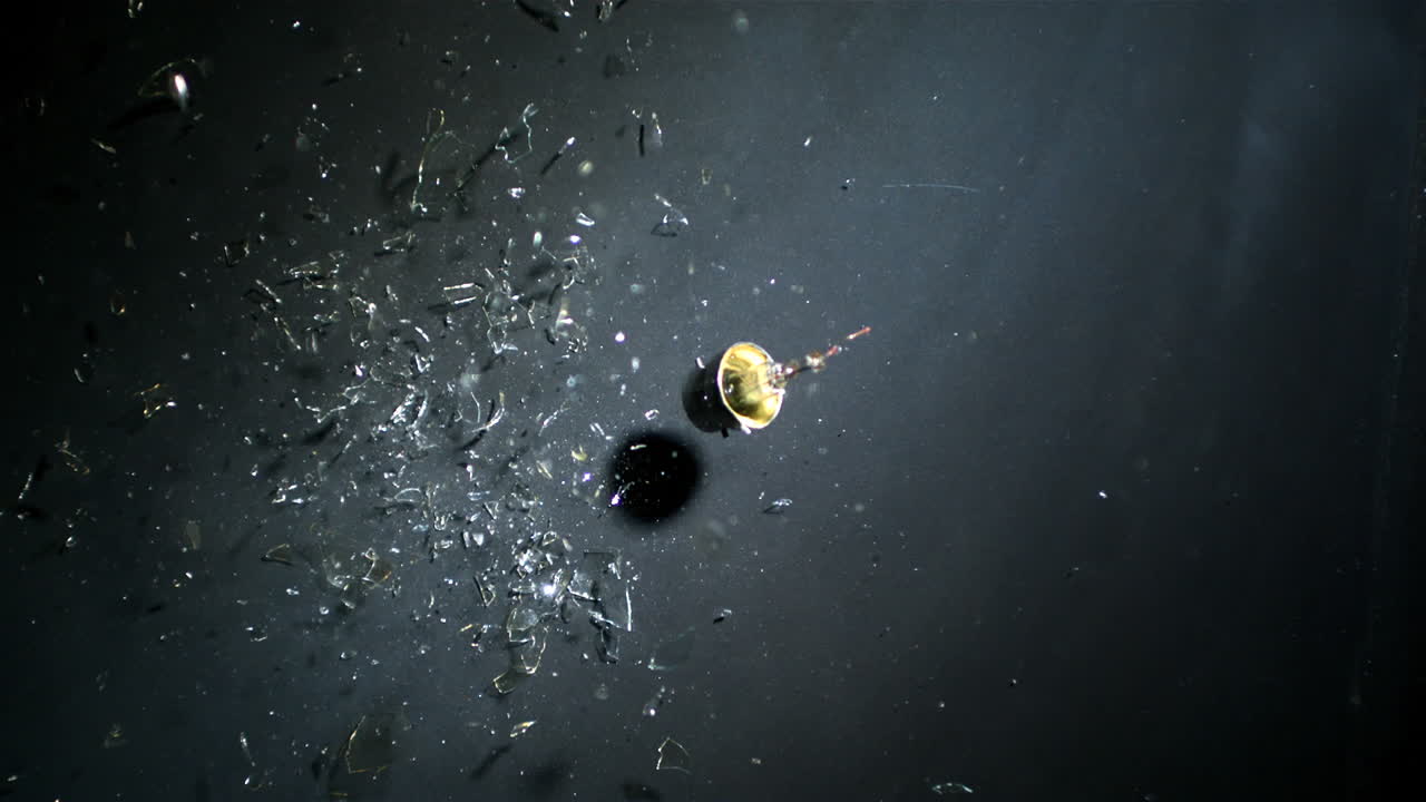 검은 바닥에 부러진 전구