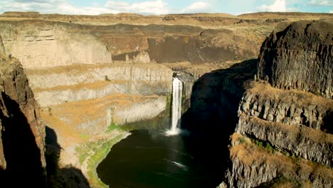 Wide-shot-of-the-Palouse-Falls-waterfall-and-gorge-at-Washington-State-Park