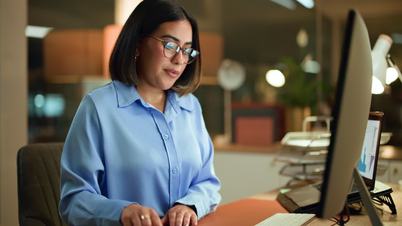 empresaria trabajando en oficina