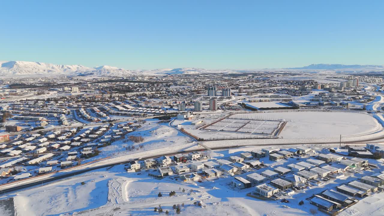 Città islandese circondata da montagne innevate