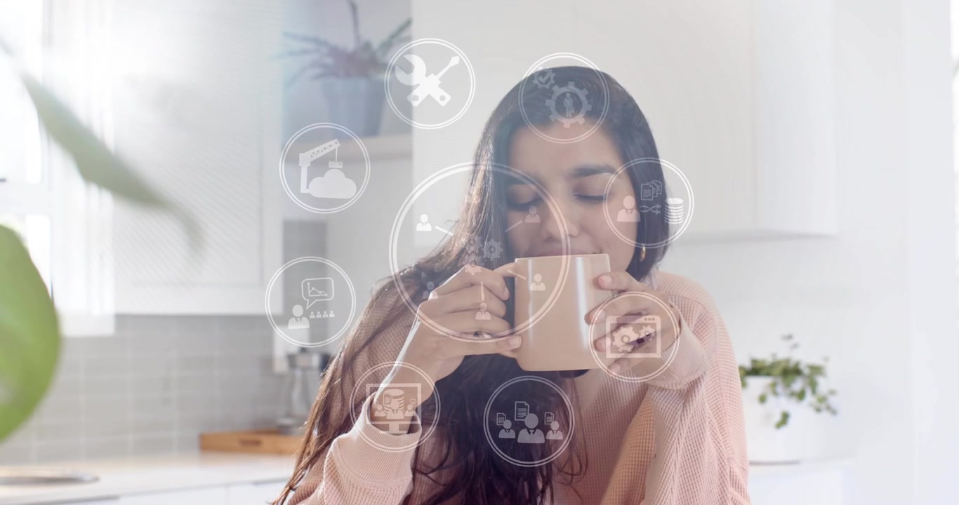 Mulher levantando a caneca e bebendo lentamente, gerando ícones de tecnologia ao redor da parte superior do corpo, impulsionando a produtividade.
