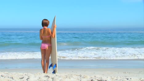 Mujer-Sosteniendo-Su-Tabla-De-Surf