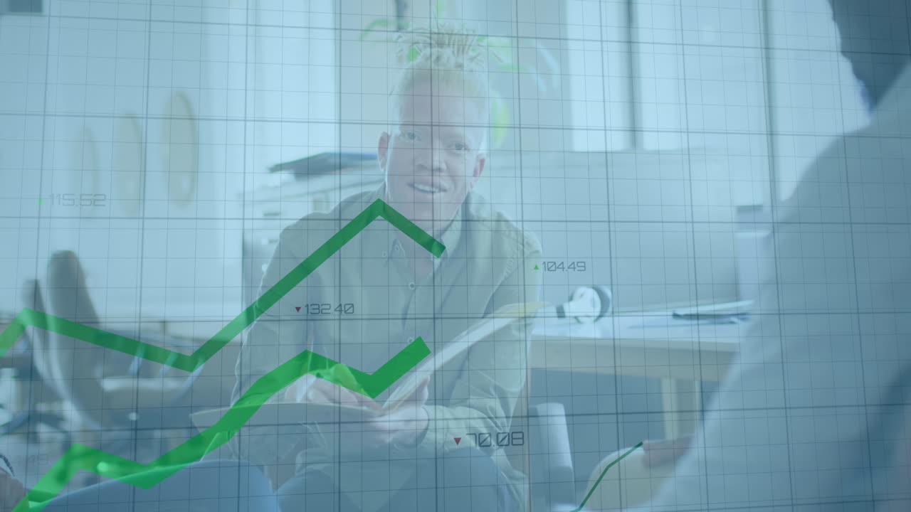 animación de gráficos con números cambiantes sobre albino hombre afroamericano discutiendo con un compañero de trabajo