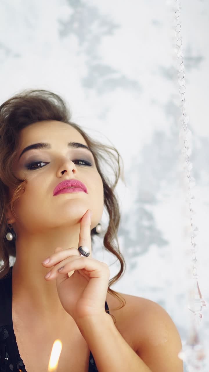 Giovane donna in piedi in una stanza di lusso. Bella giovane donna in piedi nell'interno luminoso di una stanza di lusso