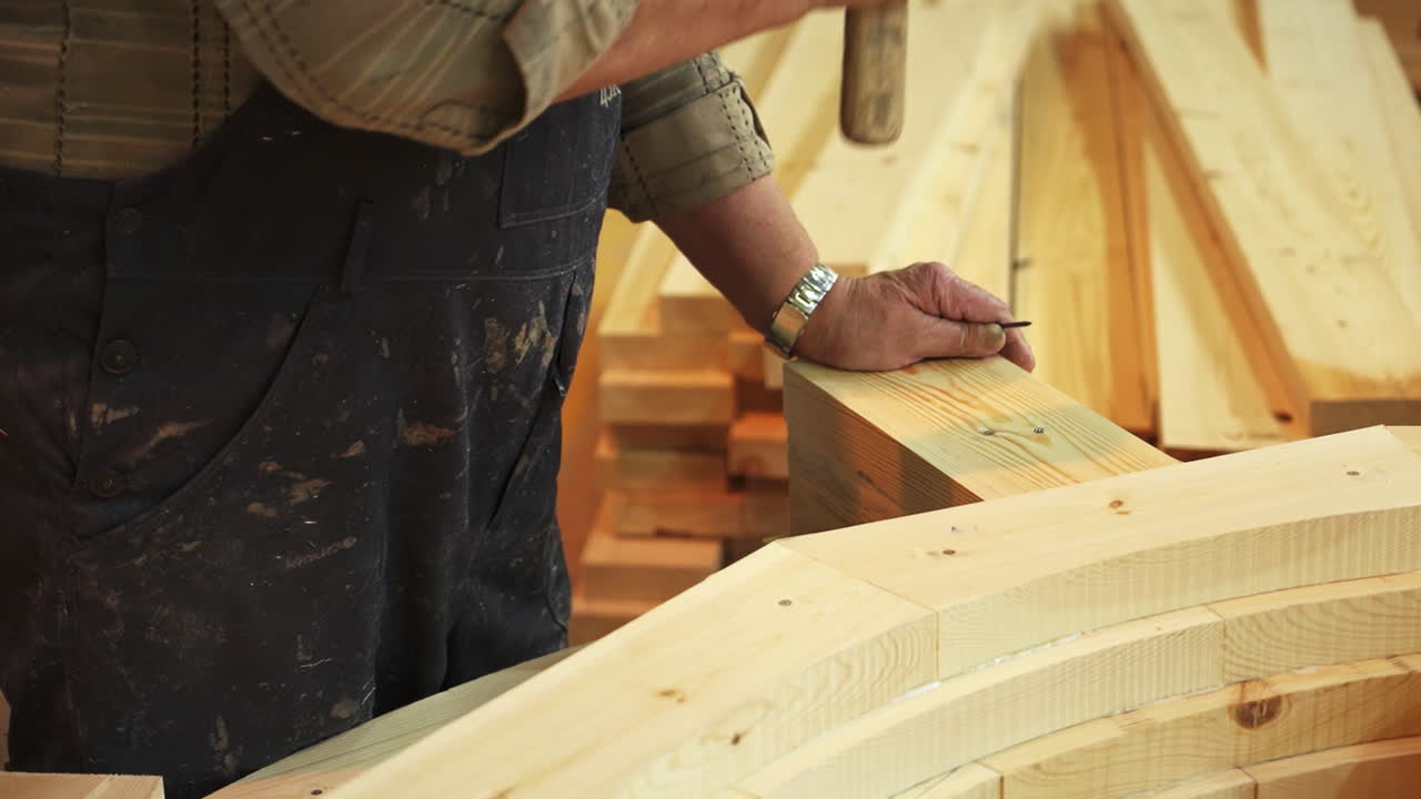 edificio de carpintero arco de madera