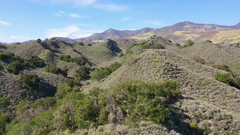 Hermosa-Antena-Sobre-Colinas-Y-Montañas-Remotas-En-El-Condado-De-Santa-Bárbara,-California-Central-1