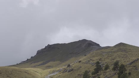 ruta de senderismo que conduce a la cima de la montaña volcánica iztaccihuatl en méxico