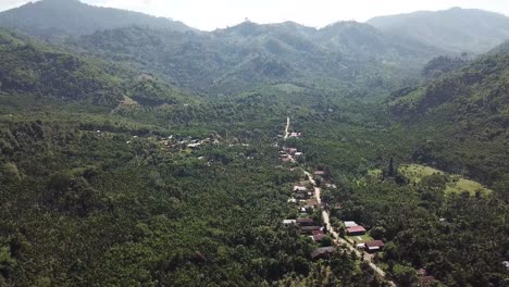 Vista-Aérea-4k-De-Una-Aldea-Rural-En-Tailandia,-Durante-El-Día