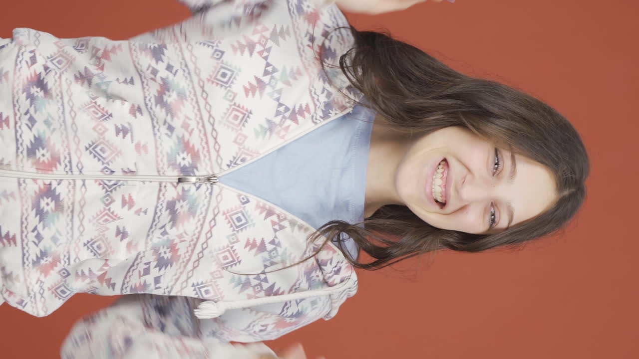video vertical de una mujer joven comprando con tarjeta de crédito.