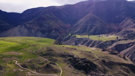 drone volando sobre gargantas y valles de montaña