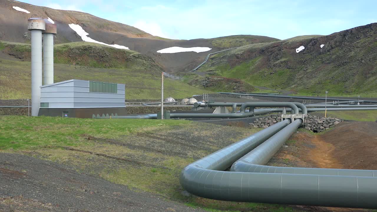 toma de establecimiento de una planta de energía geotérmica en islandia donde se genera electricidad limpia 1