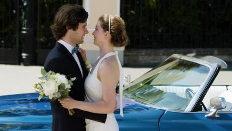 Pareja-De-Recién-Casados-En-La-Calle