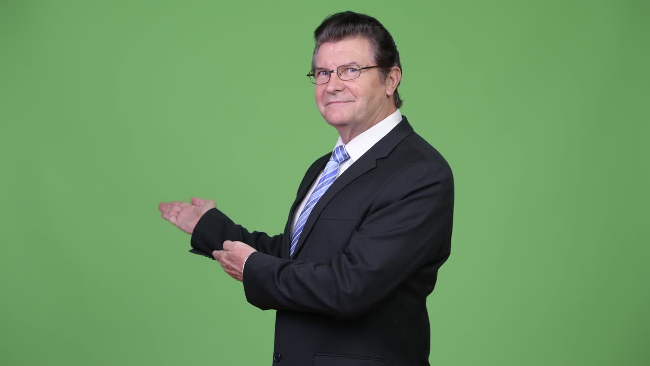 무언가를 보여주는 멋진 상인