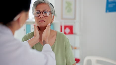 cuello, hospital o médico consultando a una anciana