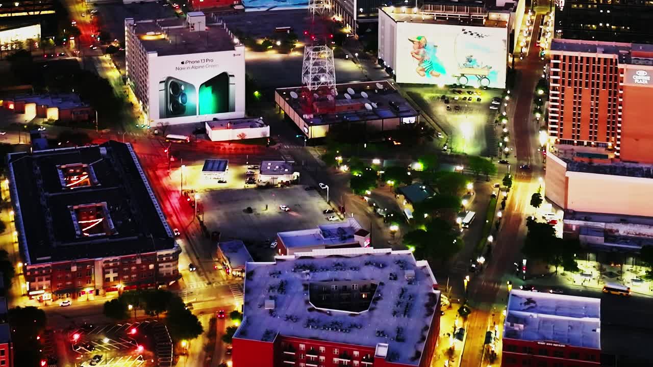 Vista dall'alto del centro di Dallas di notte con luci intense della città